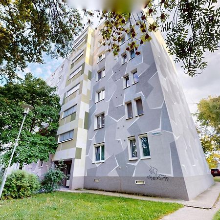Modern 2 Bedroom Apt - Free Parking براتسيلافا المظهر الخارجي الصورة